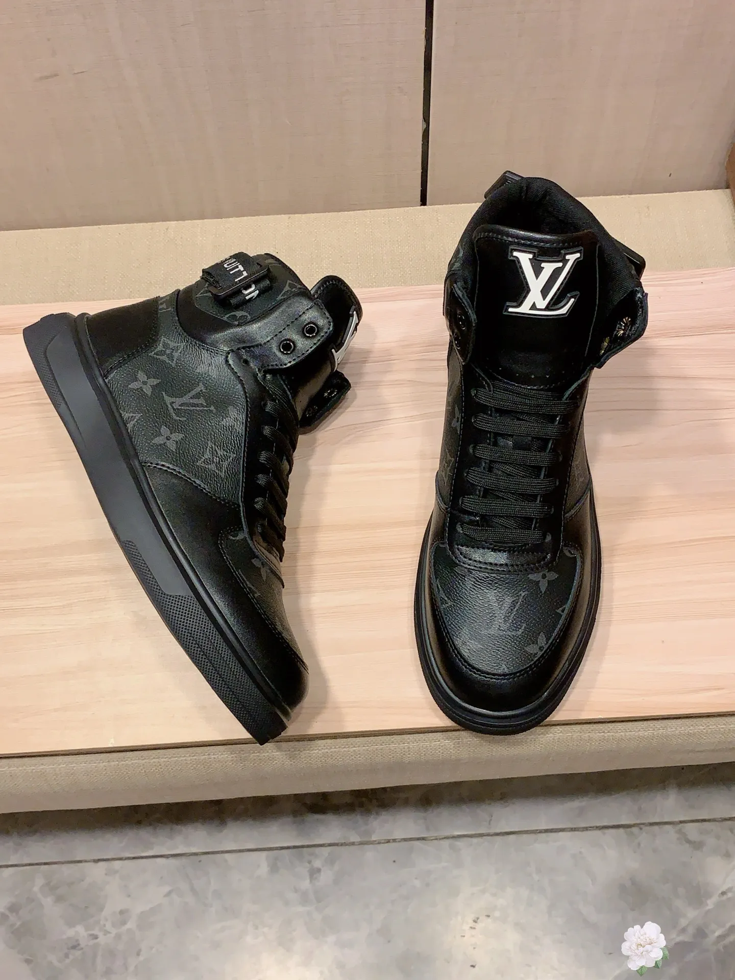 High-top men's shoes 💰442💰💰🎩🎩[Lightning][Lightning] "LV*" latest • popular casual shoes, top brand [seduce] luxury~purchase, top~quality. [Strong] The upper is made of imported breathable cowhide with fabric material ➕ Breathable sheepskin feet (•) and fine workmanship. The original stylish and stylish soft rubber wear-resistant and non-slip outsole is light and comfortable on the feet. The real thing looks better when taken in real life. 111: code: 38-44, 2️⃣ colors selected